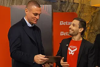 Фенклубът на Манчестър Юнайтед в България зарадва Неманя Видич (ВИДЕО)