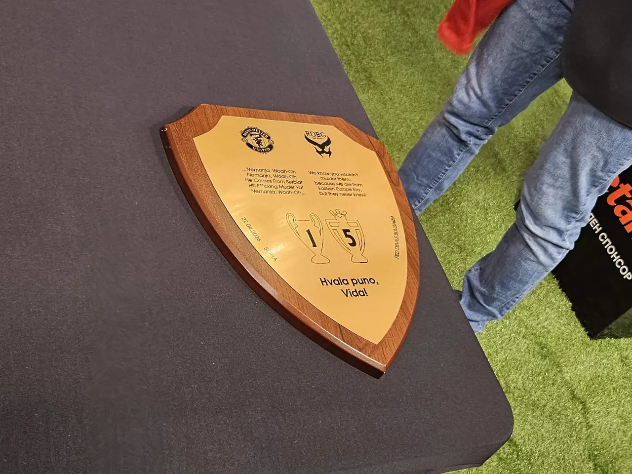 Плакет от българския фенклуб на Манчестър Юнайтед - подарък за Неманя Видич при посещението му у нас / dsport.bg