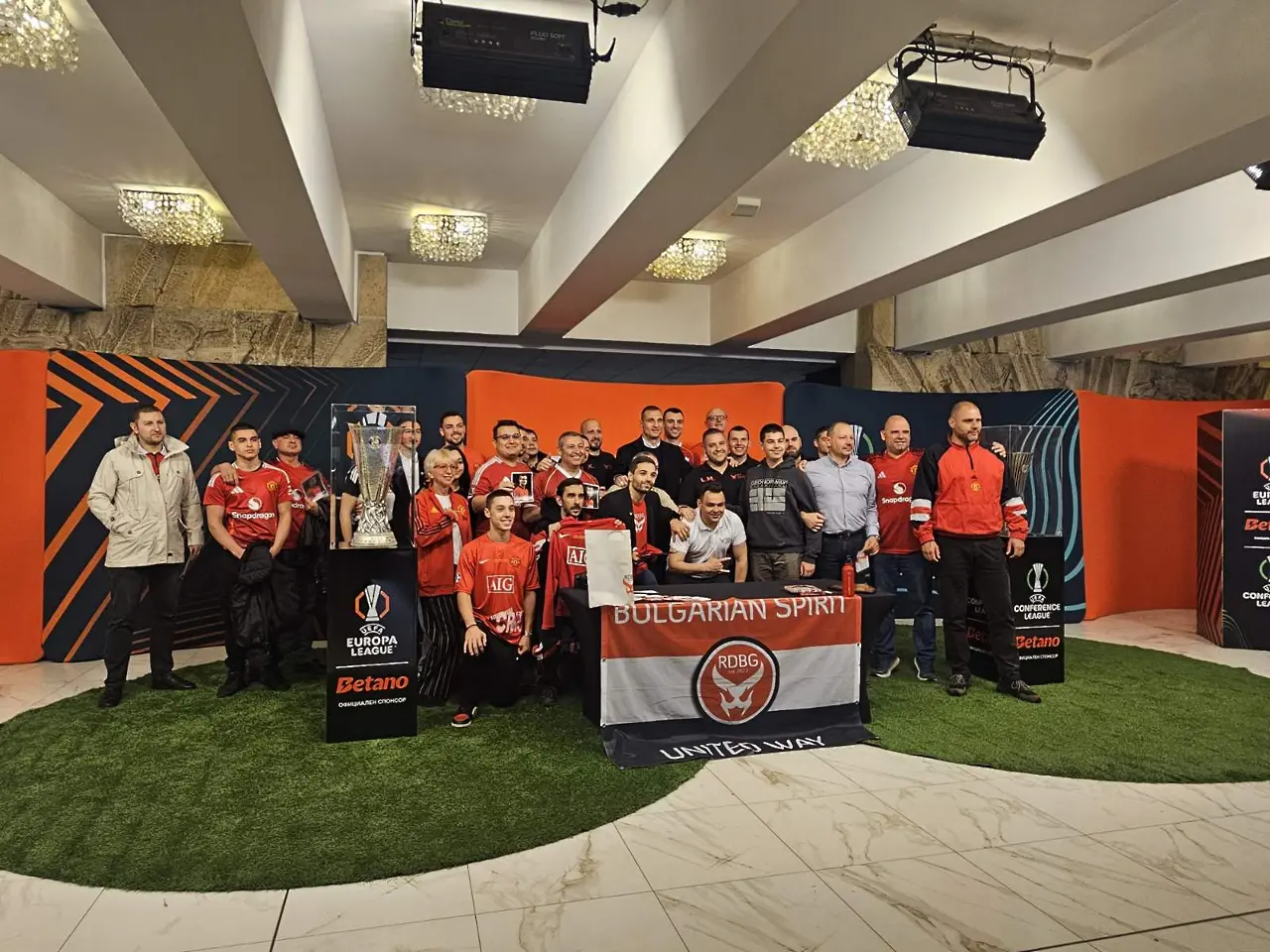 Българският фенклуб на Манчестър Юнайтед с Неманя Видич и трофея на Лига Европа / dsport.bg