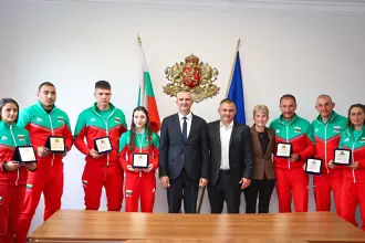 Министър Илиев награди медалистите от Европейското първенство по самбо