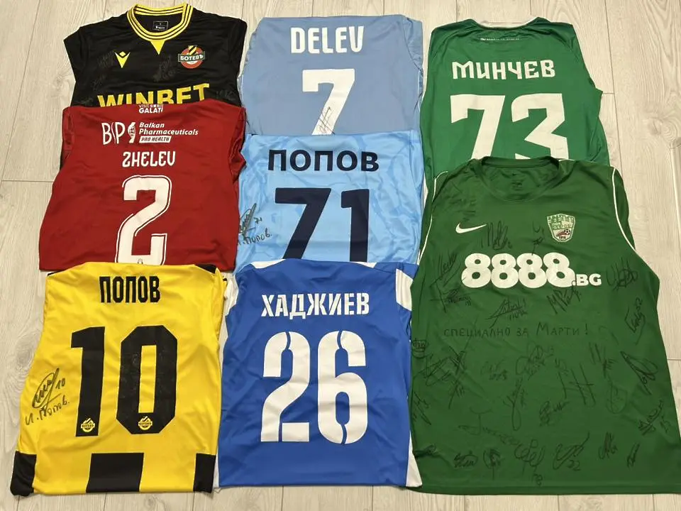 Търг с футболни фланелки събира средства за малкия Марти