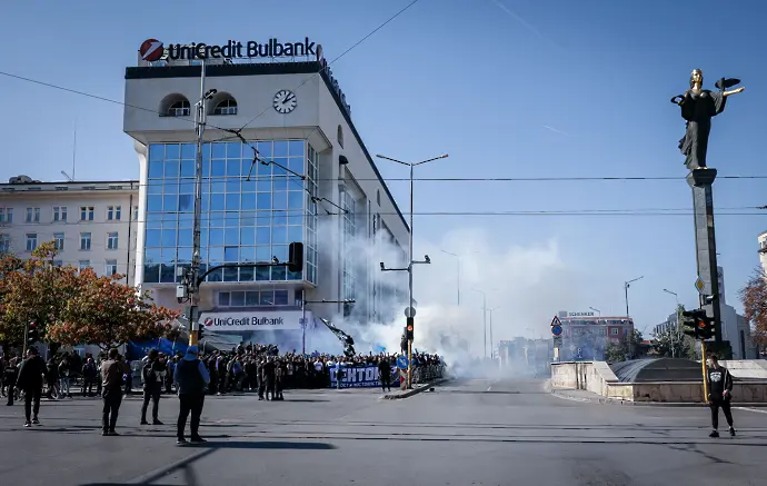 Гледайте НА ЖИВО: Феновете на Левски започнаха шествието си (ВИДЕО)