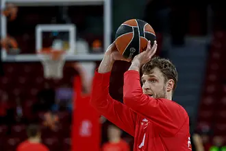 Везенков и Олимпиакос завършиха редовния сезон в Гърция без загуба