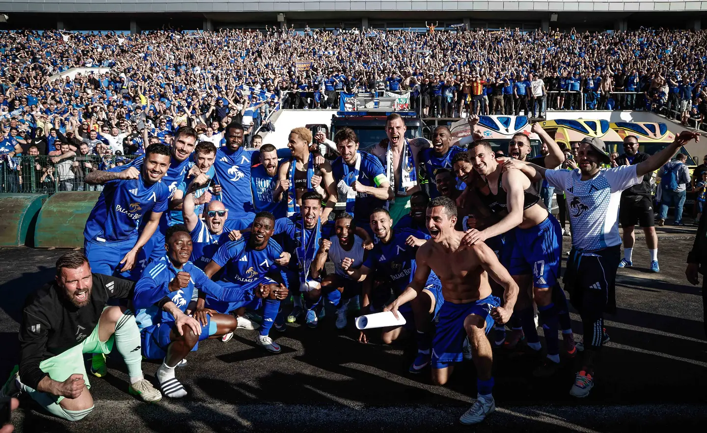 Левски пред Сектор В след победата над ЦСКА / startphoto.bg