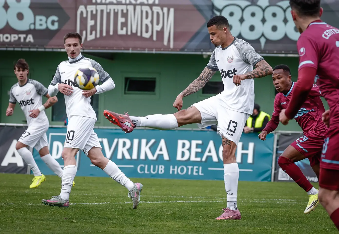 Жоржиньо Соареш / startphoto.bg