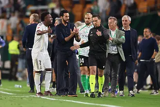 Напрежение: фенове на Реал Мадрид прикачаха футболистите след равенството с Бетис (ВИДЕО)