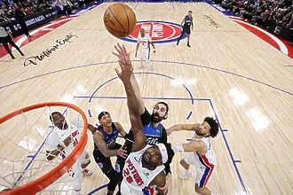 Детройт и Хюстън удължиха до поне шест мача плейофните си серии в НБА