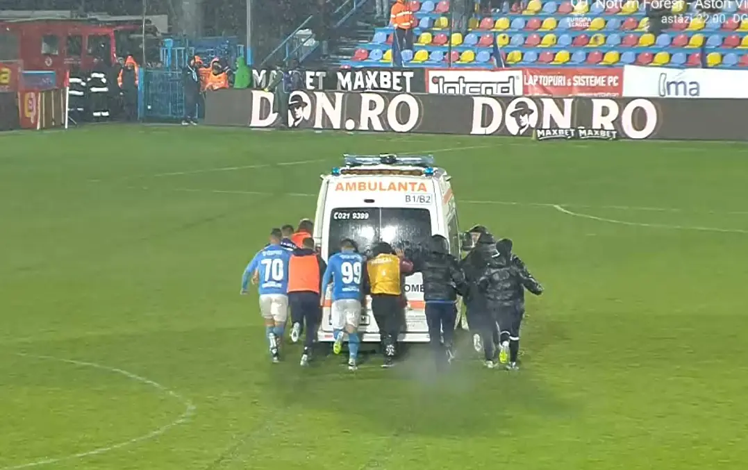 Невероятни сцени в Румъния: Футболисти бутаха линейка, затънала в кал на терена