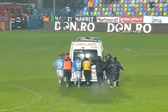 Невероятни сцени в Румъния: Футболисти бутаха линейка, затънала в кал на терена