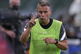 Бивш треньор в ЦСКА може да „взриви“ Букурещ 
