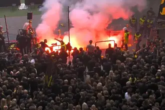 Драматични сцени в Швеция: пожар на стадион прекъсна голямото дерби на Стокхолм
