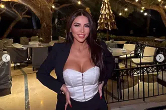 Красива италианка позира гола пред огледалото