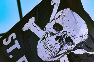 Пиратите потънаха след автогол, шампион на Германия все още може да оцелее в Първа Бундеслига 