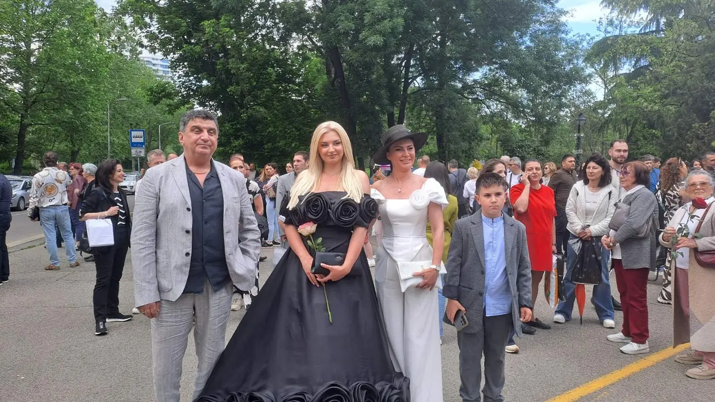 Дъщерята на президента на Черноморец Бургас заедно със своето семейство / chernomoretz1919.com