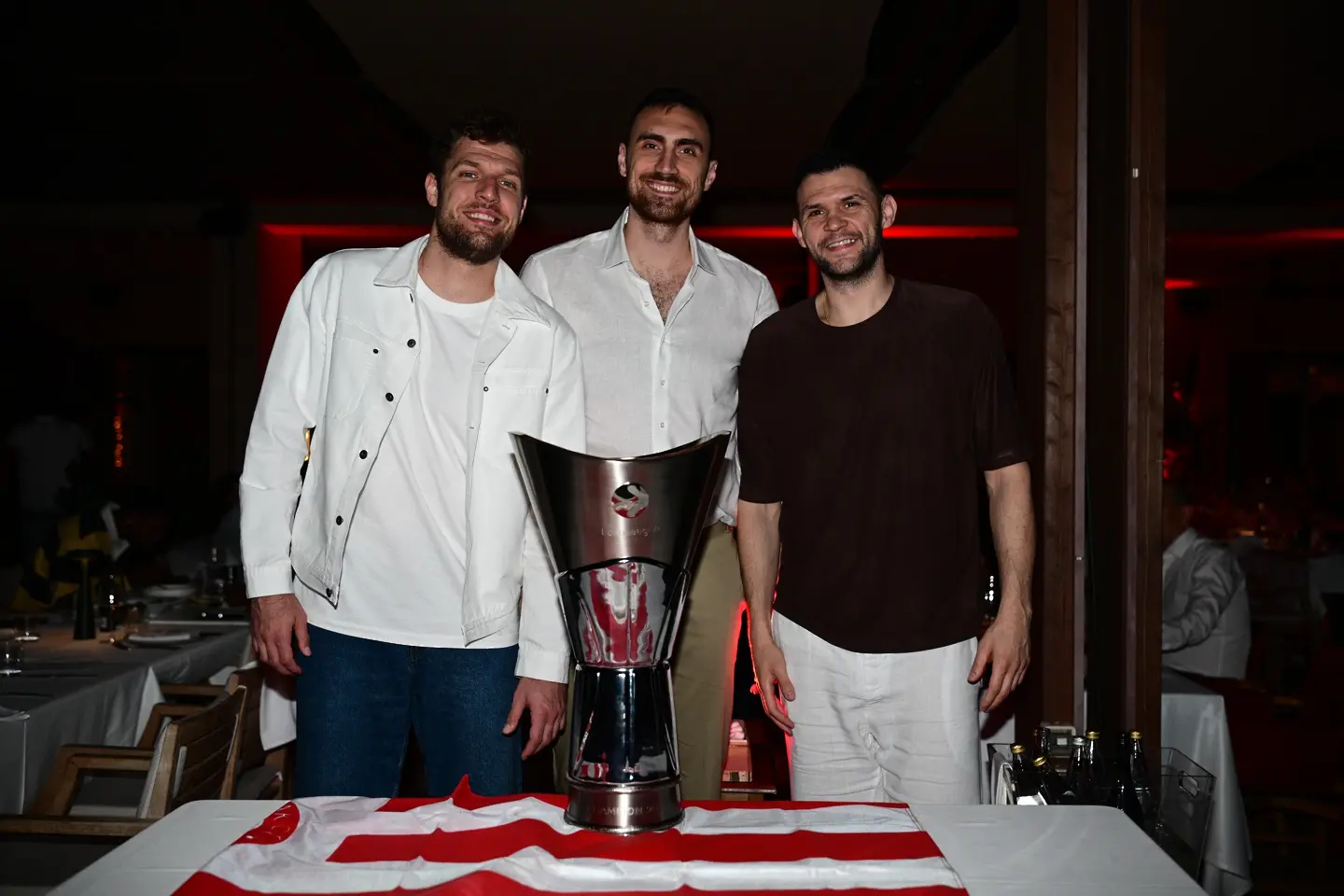 Александър Везенков, Костас Папаниколау и Никола Милутинов / www.facebook.com/olympiacosbc