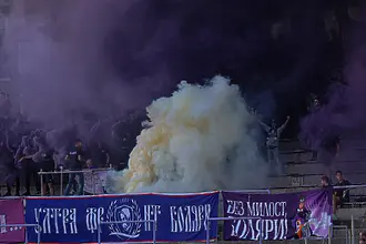Феновете на Етър скочиха на клуба заради „син бастион“