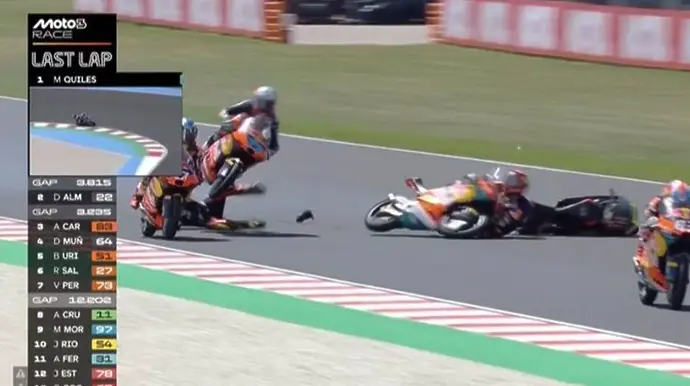 Тежък инцидент в Moto3: пилот падна, друг премина през тялото му, спряха състезанието (ВИДЕО 18+)