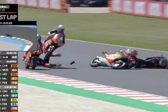 Тежък инцидент в Moto3: пилот падна, друг премина през тялото му, спряха състезанието (ВИДЕО 18+)