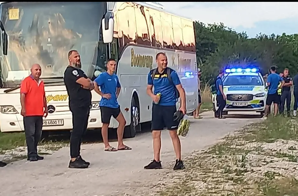Скандал в аматьорски бараж - полицейски коли ескортират Крумовград