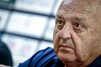 Викове „Оставка“ към Венци Стефанов преди първата тренировка на Славия 