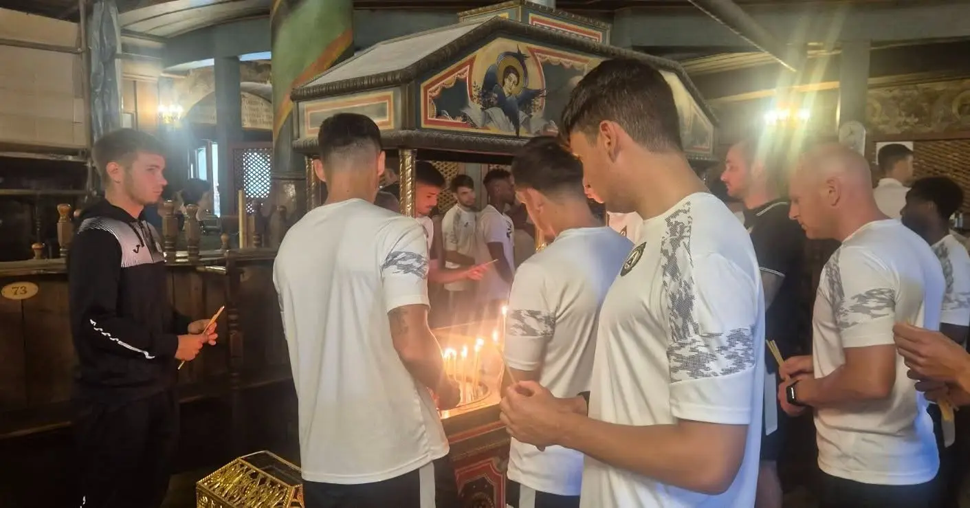 Футболистите на Славия запалиха свещ в памет на загиналите деца от школата