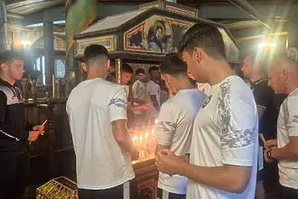 Футболистите на Славия запалиха свещ в памет на загиналите деца от школата