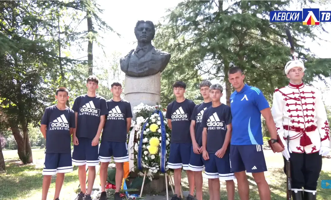 Деца от школата на Левски пред паметника на Васил Левски / levski.bg