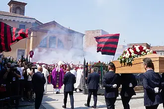 Сбогом, Капитане: Малдини, Ван Бастен, легенди на Милан и хиляди фенове изпратиха Франко Барези в последния му път (СНИМКИ)
