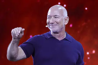 Основателят на Amazon, Джеф Безос, е част от консорциум, който е близо до финализиране на сделка за придобиването на приблизително една трета от акциите на футболен клуб Ливърпул. Очаква се настоящият мажоритарен собственик, Fenway Sports Group (FSG), да обяви новината съвсем скоро.