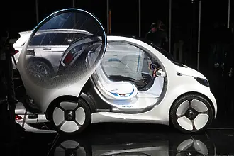 Фабиан Руис и неговият Smart за €57 000 срещу лукса на съотборниците му