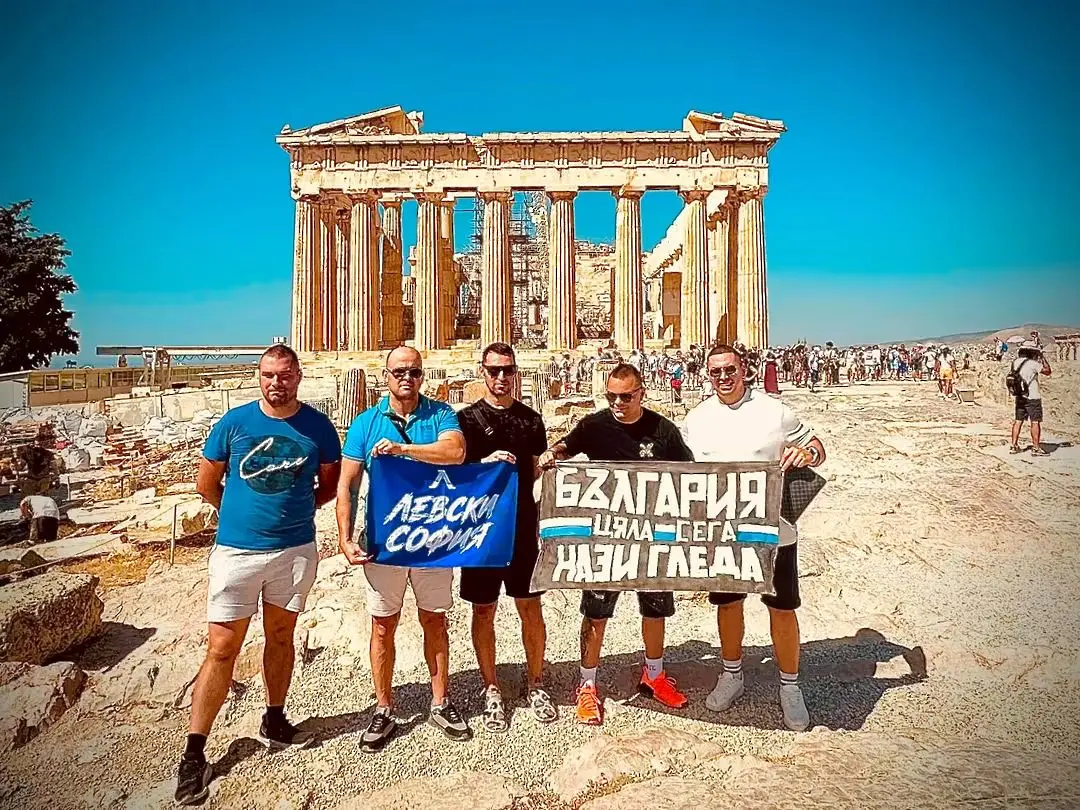Привърженици на Левски масово се отправиха към Акропола
