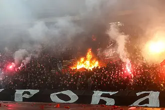Елате повече! Сюрия звездаши с прътове нападнаха въоръжен с мачетета фен на Партизан, той ги обърна в бяг (ВИДЕО)