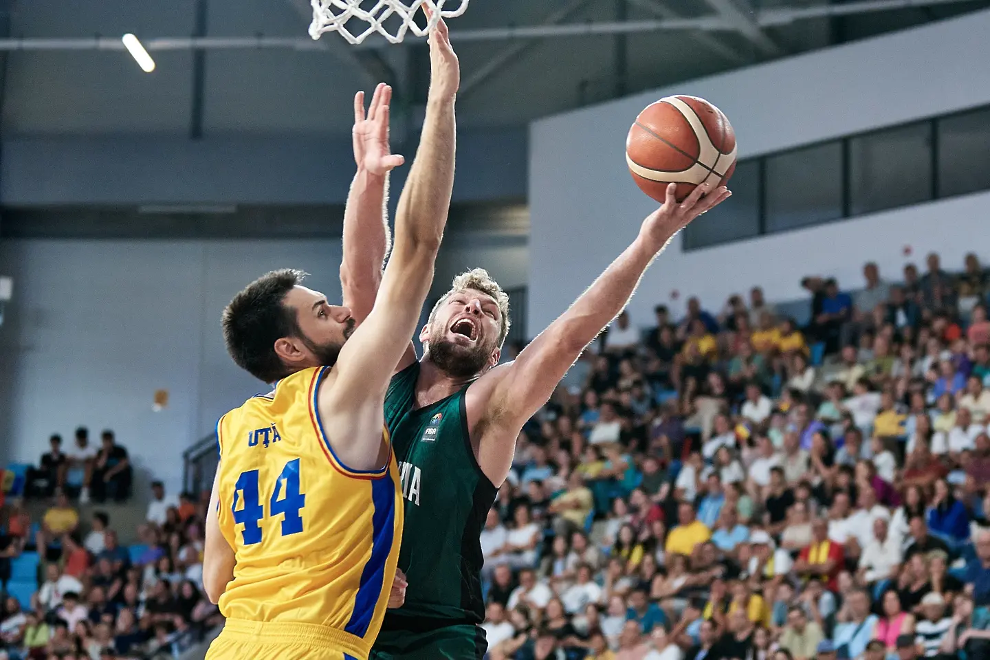 Александър Везенков / FIBA