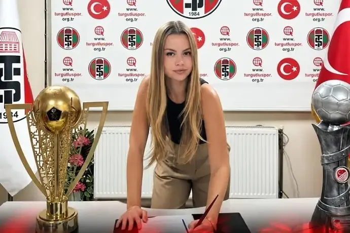 Сензация в Турция: 22-годишна секси девойка е новият треньор на...