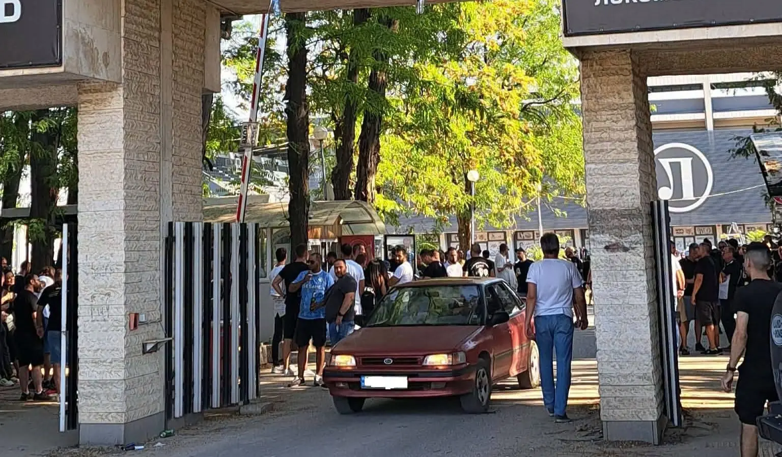 Блокада за автобуса на ЦСКА пред стадиона на Локомотив Пловдив