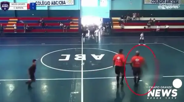 Съдия извади пистолет на детски футзален мач в Бразилия / стопкадър: Campo Grande News