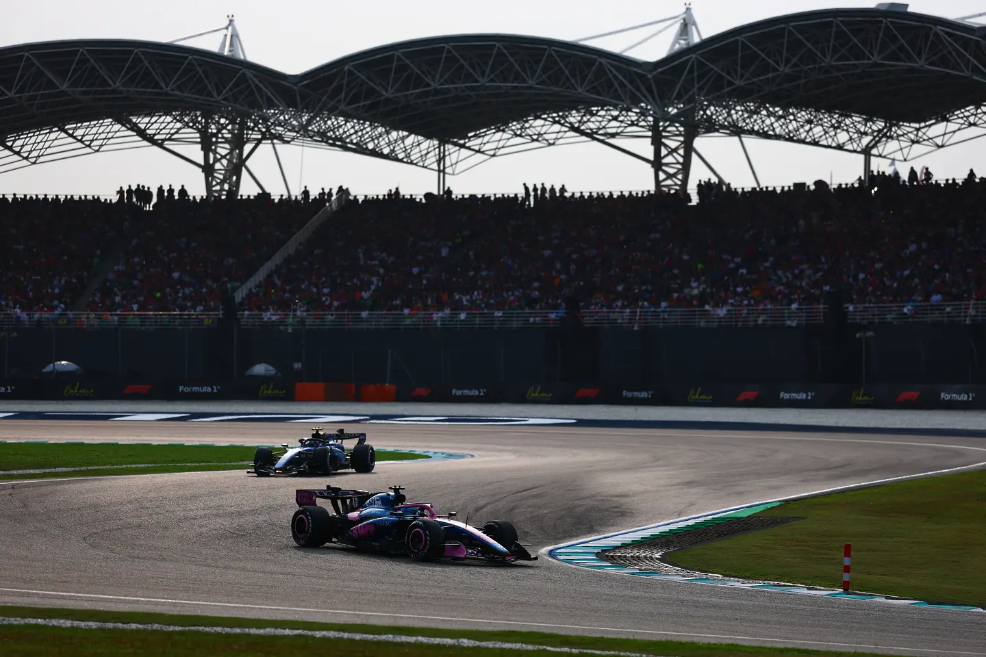 Пиер Гасли и Карлос Сайнс на Сепанг / Getty Images
