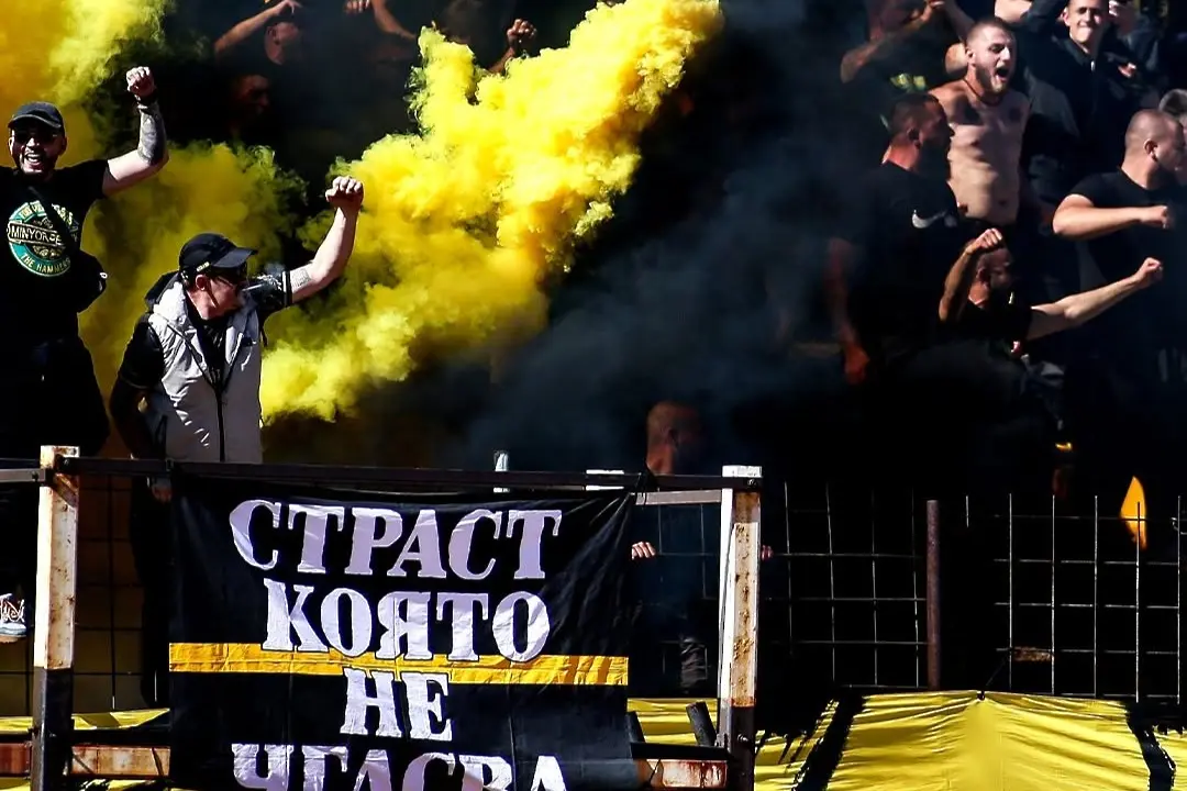 Пирошоу от агитката на Миньор Перник по време на мача с Берое / facebook.com/Sesame.Cup