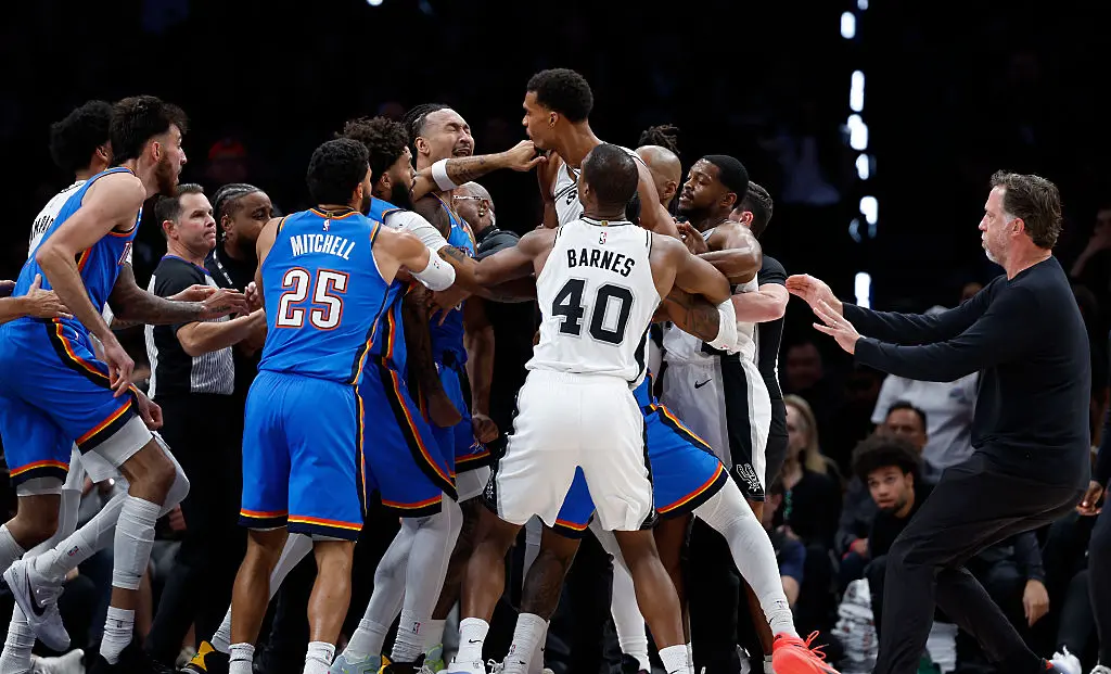 Меле в NBA! Фокс повали Холмгрен, Уембаняма се намеси в разправията (ВИДЕО)