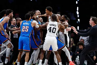 Меле в NBA! Фокс повали Холмгрен, Уембаняма се намеси в разправията (ВИДЕО)